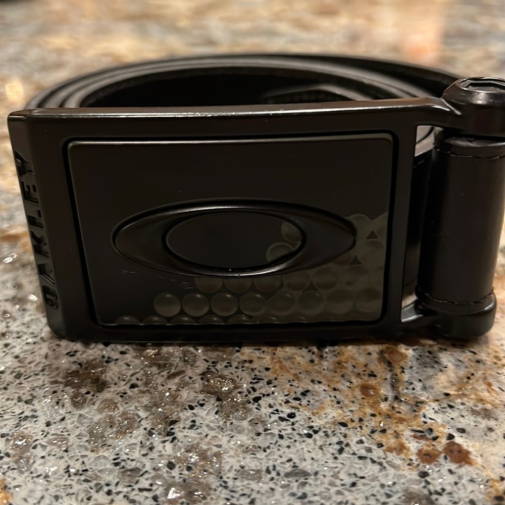Men’s black Oakley belt